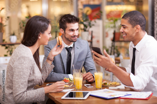 Fotografía La gente de negocios disfrutan de la comida en el restaurante