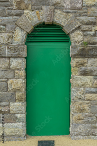 Obraz w ramie Green door in an old, brick wall