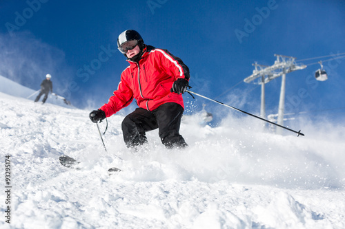 Dekoracja na wymiar  mezczyzna-narciarz-na-nartach-w-osrodku-narciarskim
