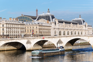 Wall Mural - Paris, gare d'Orsay et péniche