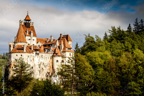 Fotografie, Obraz Bran hrad, Romania, Transylvania, hrad z legend a upírů v slunečný podzimní den