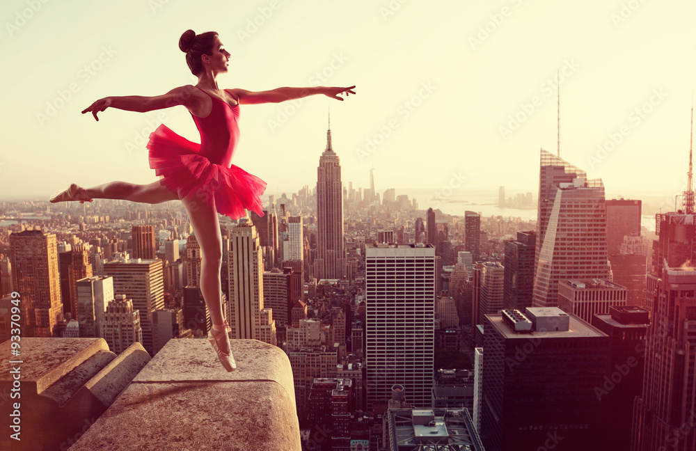 Ballet Dancer in front of New York Skyline - obrazy, fototapety, plakaty 