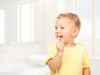 Fototapete - child brushing teeth