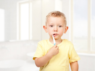 Fototapete - child brushing teeth