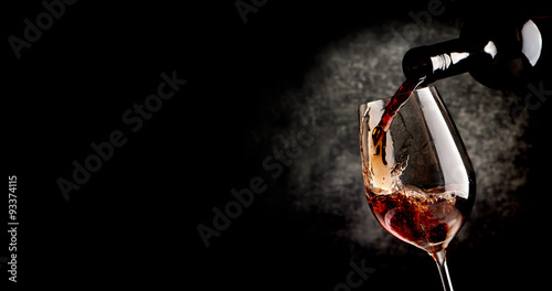 Doppelrollo mit Motiv - Pouring wine on black (von Givaga)