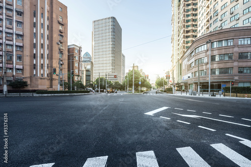 Cuadros en Lienzo Carretera de asfalto vacío de una ciudad moderna con rascacielos