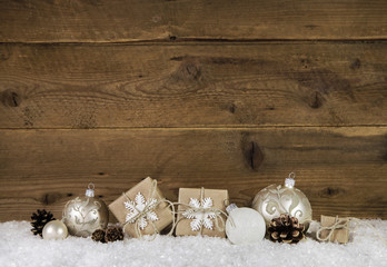 Fototapete - Dunkelbrauner alter Holz Hintergrund mit Weihnachtsdekoration in braun und weiß.