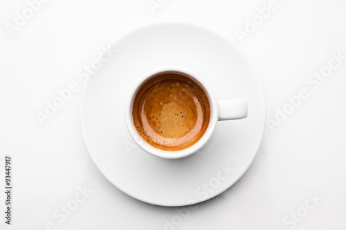 Fotografía top view a cup of espresso coffee isolated on white background