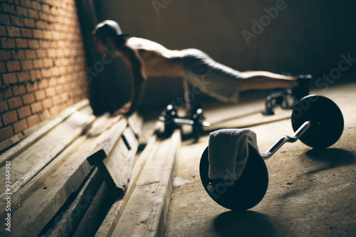 Guy pressée sur le plancher dans le gymnase sur le toit Tableau sur Toile