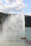 Fototapeta Tęcza - 風になびく月山湖大噴水