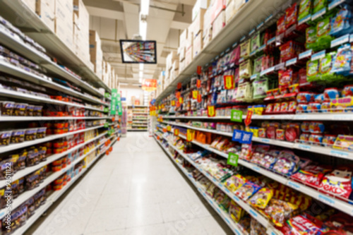 Fotografía supermarket aisle, fuzzy background。