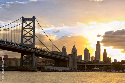 Naklejka dekoracyjna Philadelphia skyline and Ben Franklin Bridge at sunset, United States