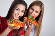 Mutter und Tochter essen Pizza Porträt