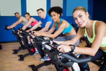 Wall Mural - Fit people in a spin class