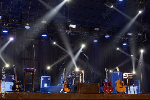 Plakat Gitara i inny sprzęt muzyczny na scenie przed koncertem