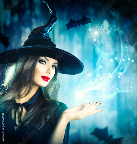 Fotografie, Obraz Halloween čarodějnice drží magické světlo v ruce
