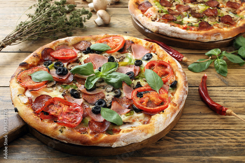 Fototapeta na szkło pizza na prosty drewniany stół