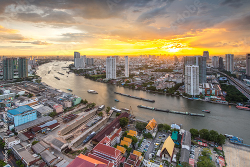 Photo View of Chaophraya river at twilight time, Bangkok, Thailand