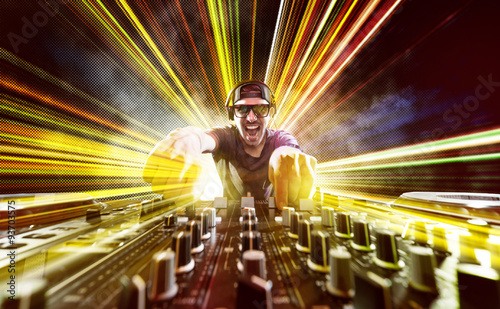 Fototapeta na szkło DJ na gramofonach
