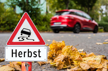 Achtung Schild im Herbst