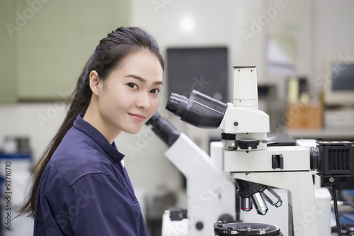 Fotografía female scientist looking in microscope in laboratory Laboratory
