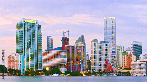 Zdjęcie XXL Miami Floryda przy zmierzchem, kolorowa linia horyzontu iluminujący budynki