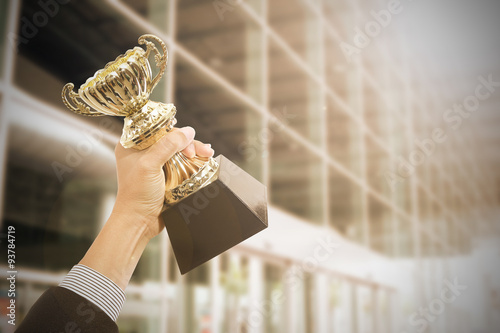 Fotografía Premios que sostienen el trofeo después de éxito