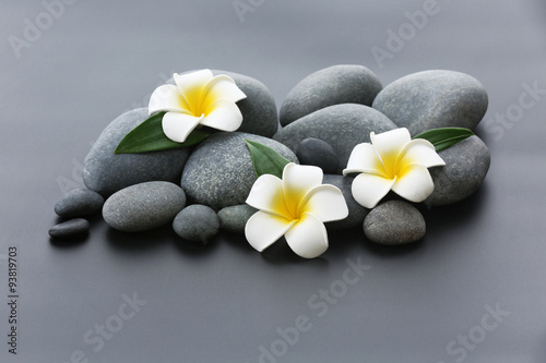 Fototapeta do kuchni Spa stones with flowers on gray background