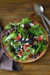 Wall Mural - salad with figs and grapes