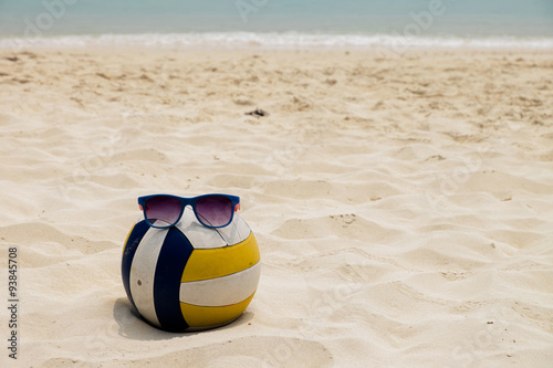 Fotomural Una pelota de voleibol en la playa del verano con una gafas de sol