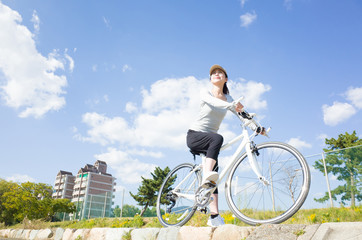 Wall Mural - 青空をバック 自転車に乗っている日本人女性