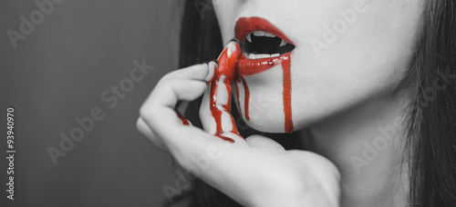 Fotomural Vampire wipes the blood from her lips