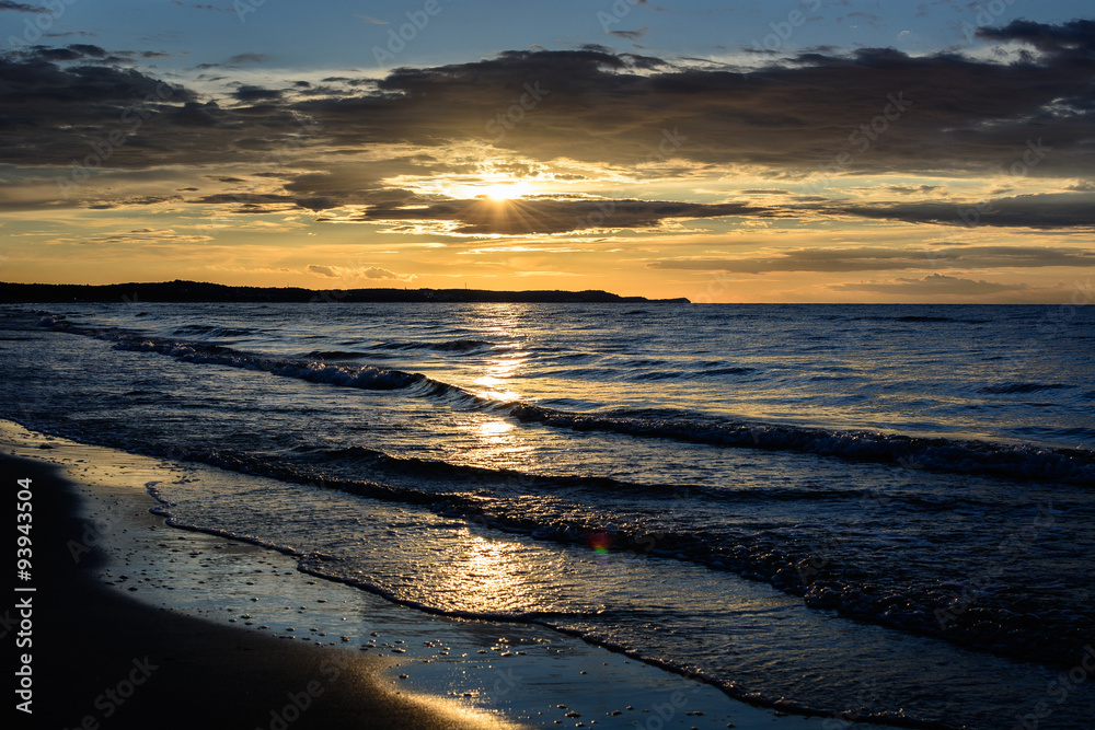 Zachód słońca nad morzem bałtyckim w Świnoujściu - obrazy, fototapety, plakaty 