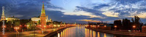 Photo panoramic photo of the Moscow Kremlin and Moscow river at sunrise