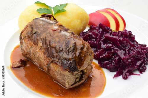 Fotografie, Obraz Rinderroulade mit hausgemachtem Rotkohl und Klößen