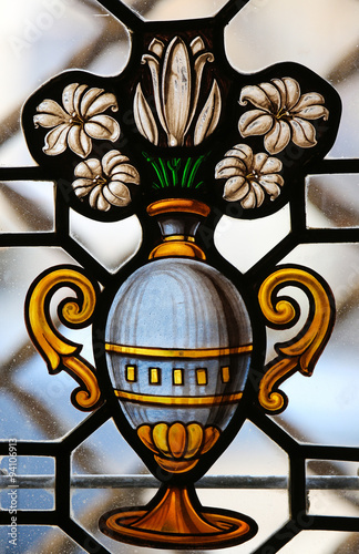 Naklejka na szybę Stained Glass window of a vase with white flowers in Burgos