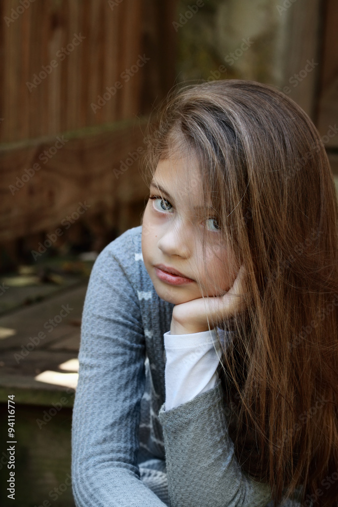 pre-teen portrait Beautiful Pre-Teen Girl の Stock フォト | Adobe Stock
