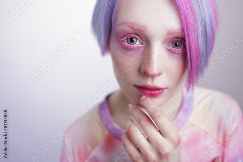 Zdjęcie XXL młoda dziewczyna z różowymi oczami i włosami, jak lalka