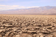 Bizarre Felsformationen und ausgedehnte Salzfelder in malerischer Wüstenlandschaft