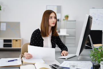 Poster - frau bearbeitet unterlagen am arbeitsplatz