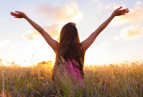 Fotografía Woman feeling free in a beautiful natural setting.