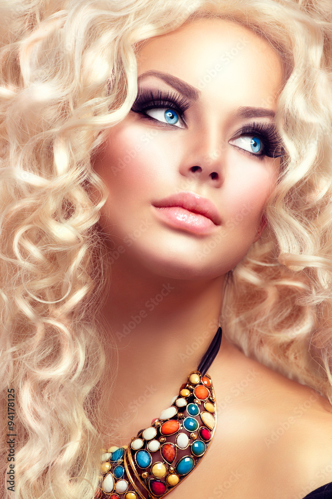 Plakat na zamówienie Piękna dziewczyna z zdrowe długie kręcone włosy.  Portret kobiety blondynka - DECORprint.pl