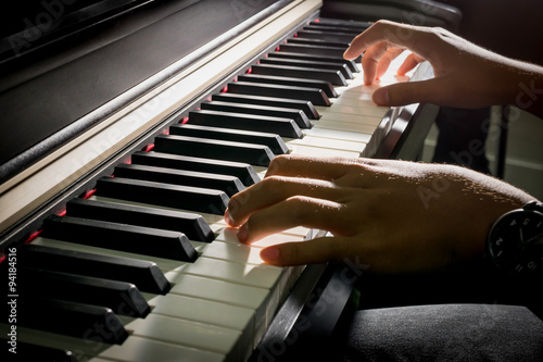 Fotografia  child's hands playing the piano