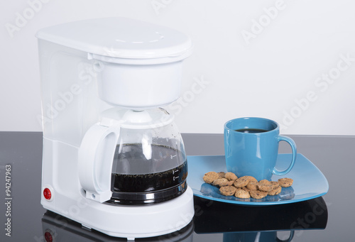 Fotografie, Obraz Cafetera con taza de café y Galletas dulces.