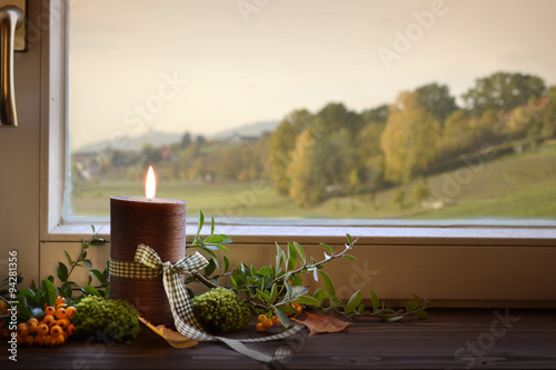 Photographie Herbstliches Fenster mit Kerze