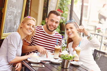 Poster - Group of tourists in the cafe