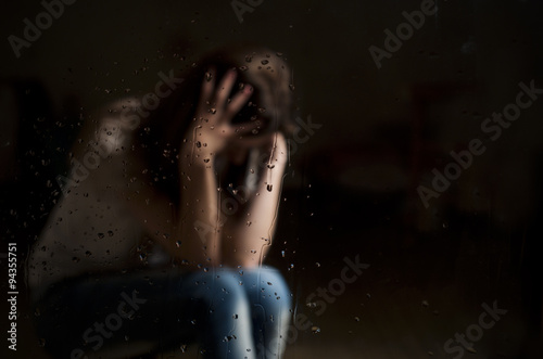Fotografía depression from abortion not povratno girls. on a dark background