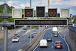 Verkehrstelematik an Autobahn – Verkehrsleitsystem Display mit Geschwindigkeitsbegrenzung
