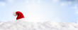 canvas print picture - Weihnachtsmann versteckt sich hinter Schneewehe