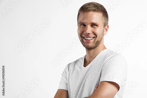 Obraz Dibond Zakończenie portret ono uśmiecha się pięknego mężczyzna